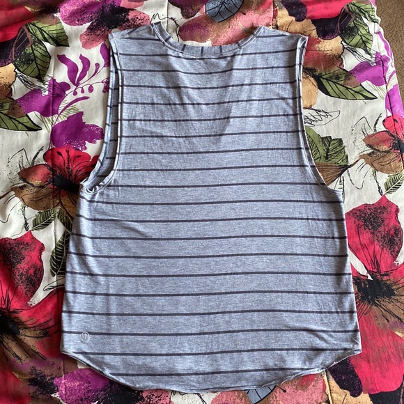 Lululemon Yogi Cut Off Tee - Picture 6 of 7